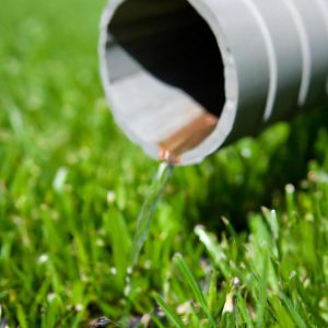 Jak zrobić odprowadzenie wody z rynien na trawnik?